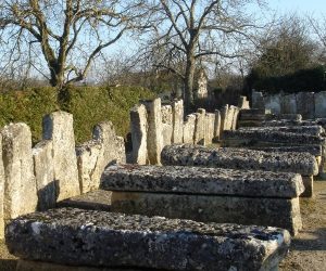 Civauxcarré - alignement de sarcophages dans la nécropole mérovingienne